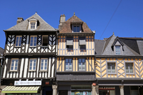 Casas de entramado de madera en Dol-de-Bretagne, Bretaña, Francia, destacando su arquitectura tradicional.