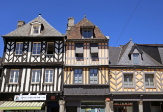 Bindingsværkshuse i klassisk bretonsk stil under en klar blå himmel i Dol-de-Bretagne, Bretagne, Frankrig.