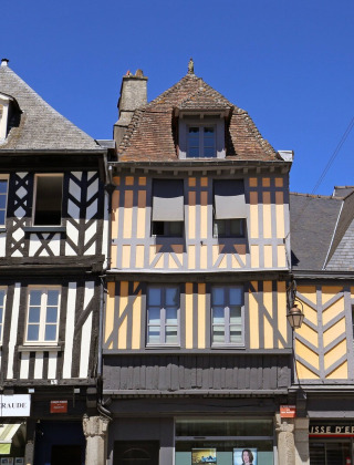 Casas de entramado de madera en Dol-de-Bretagne, Bretaña, Francia, destacando su arquitectura tradicional.
