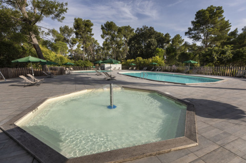 Piscina exterior y piscina infantil en Huttopia Fontvieille, parque vacacional en Provenza-Alpes-Costa Azul, Francia.