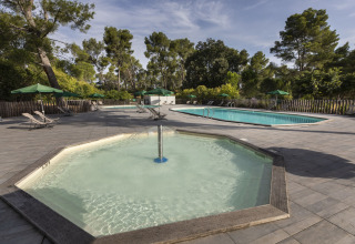 Buitenbad en kinderbad bij Huttopia Fontvieille vakantiepark in Provence-Alpes-Côte d’Azur, Frankrijk.