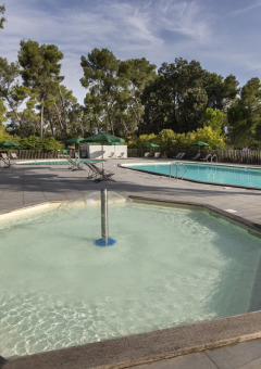Piscina exterior y piscina infantil en Huttopia Fontvieille, parque vacacional en Provenza-Alpes-Costa Azul, Francia.