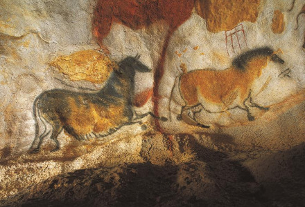 Pintura rupestre prehistórica de caballos cerca de Sarlat la Caneda, Nouvelle-Aquitaine, Francia.