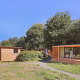Mobile home Vancouver: billeder af moderne træhytter med terrasser i en grøn, fredelig skovomgivelse.