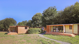 Mobile home Vancouver: cabine moderne in legno con veranda, immerse in un ambiente verde e tranquillo.