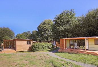 Mobile home Vancouver: imagen de modernas cabañas de madera con terrazas, rodeadas de naturaleza y árboles.