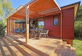Mobile home Vancouver en Huttopia Baie du Mont St Michel, Francia, con terraza de madera y muebles.