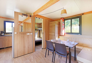 Interior luminoso y moderno de la casa móvil Vancouver en Huttopia Baie du Mont St Michel, Francia.