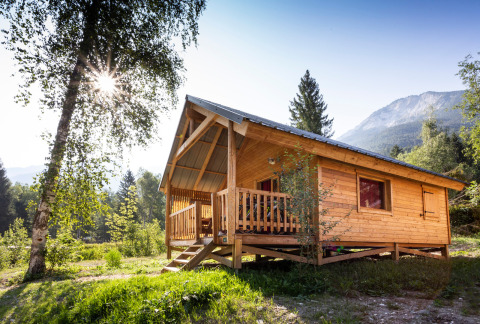 Træhytte Chalet Montana ved Huttopia Bozel en Vanoise i Frankrig omgivet af natur og bjerge.