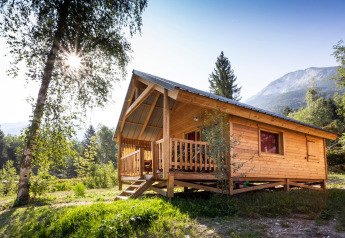 Træhytte Chalet Montana ved Huttopia Bozel en Vanoise i Frankrig omgivet af natur og bjerge.