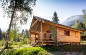 Chalet Montana en Huttopia Bozel en Vanoise, una cabaña de madera rodeada de naturaleza en Francia.