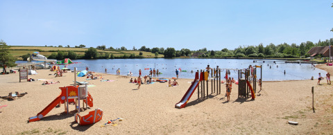 Playa familiar con parque infantil y lago en Huttopia Etang de Fouché, parque vacacional en Bourgogne-Franche-Comté.