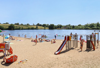 Børnevenlig strand med legeplads og sø ved Huttopia Etang de Fouché feriepark, Bourgogne-Franche-Comté.