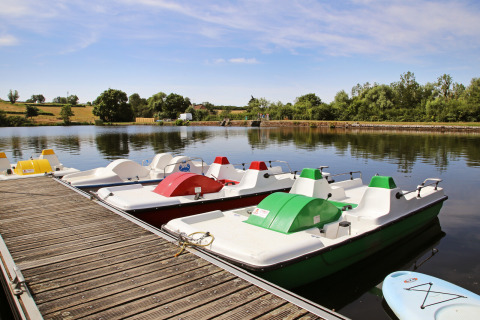 Waterfietsen aan een houten steiger op het meer van Huttopia Etang de Fouché in Bourgogne-Franche-Comté, Frankrijk.