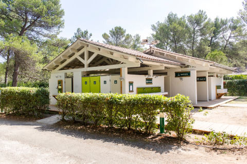 Edificio de baños y lavandería en el camping Huttopia Fontvieille, Provenza-Alpes-Costa Azul, Francia.