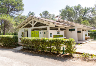 Edificio de baños y lavandería en el camping Huttopia Fontvieille, Provenza-Alpes-Costa Azul, Francia.