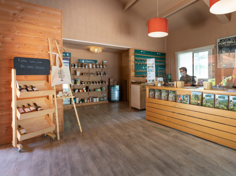 Recepción y tienda en Huttopia Fontvieille con productos locales en la Provenza, sur de Francia.