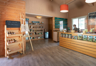 Onthaal en winkel in vakantiepark Huttopia Fontvieille met streekproducten in Provence, Frankrijk.