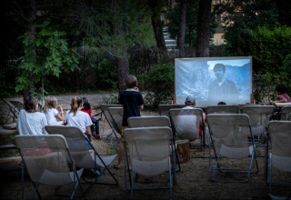 Openluchtfilmavond in Huttopia Fontvieille vakantiepark, Provence-Alpes-Côte d’Azur, Frankrijk.
