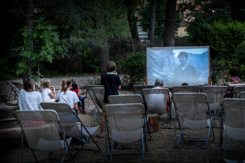 Noche de cine al aire libre en Huttopia Fontvieille, parque vacacional en Provenza-Alpes-Costa Azul, Francia.