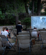 Noche de cine al aire libre en Huttopia Fontvieille, parque vacacional en Provenza-Alpes-Costa Azul, Francia.