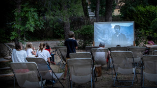Noche de cine al aire libre en Huttopia Fontvieille, parque vacacional en Provenza-Alpes-Costa Azul, Francia.