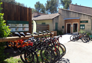 Fietsen te huur bij de receptie van Huttopia Fontvieille in de Provence-Alpes-Côte d’Azur, Frankrijk.