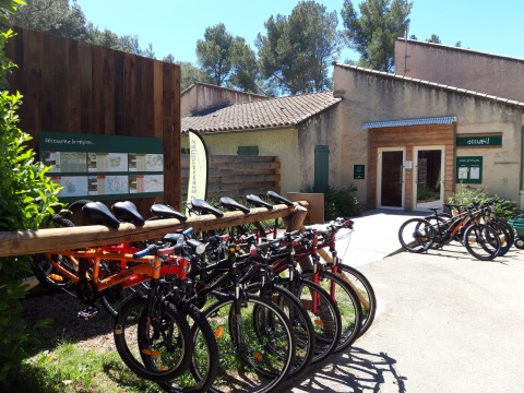 Fietsen te huur bij het hoofdgebouw van vakantiepark Huttopia Fontvieille in de Provence, Frankrijk.