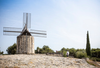 Oude windmolen op een heuvel nabij Fontvieille, Provence-Alpes-Côte d’Azur, Frankrijk, bij helder weer.