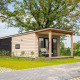 Træhytte i Wellness Lodge med jacuzzi og sauna på Vakantiepark Hölte i Holland, omgivet af natur.