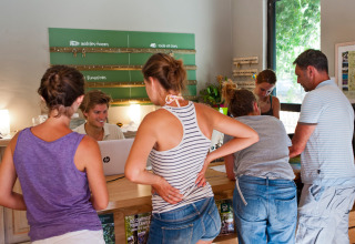 Ferieparkets gæster tjekker ind ved receptionen på Huttopia Gorges du Verdon i Hauts-de-France, Frankrig.