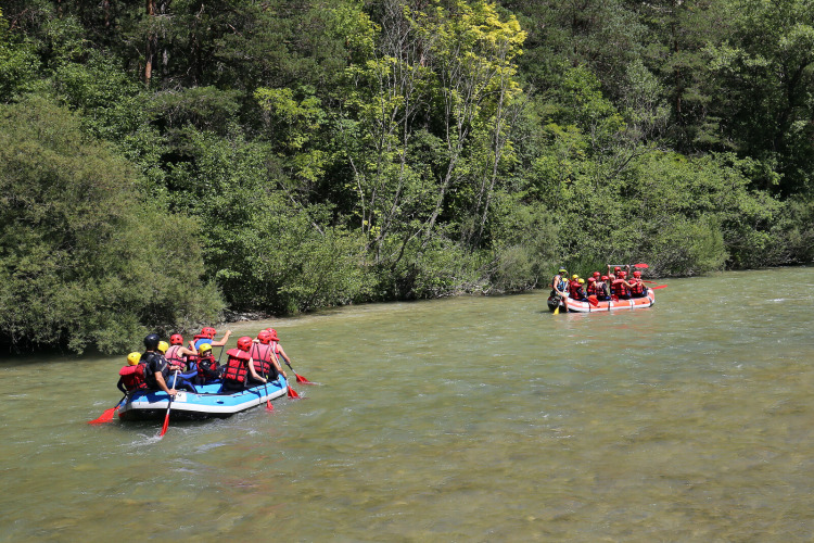 Des personnes en gilets de sauvetage font du rafting sur la rivière à Huttopia Gorges du Verdon, France.