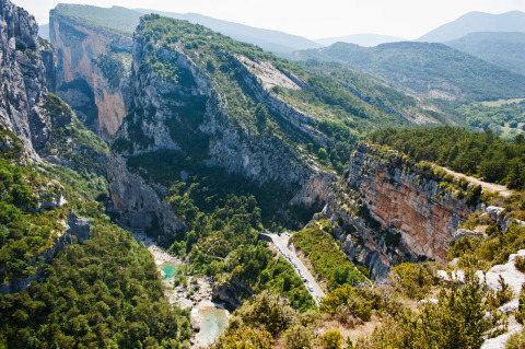 Vista panorámica de un cañón y acantilados cerca de Huttopia Gorges du Verdon en Francia.