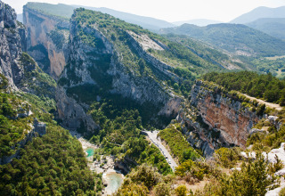 Smukke klippekløfter og frodige skove set fra Huttopia Gorges du Verdon feriepark i Frankrig.