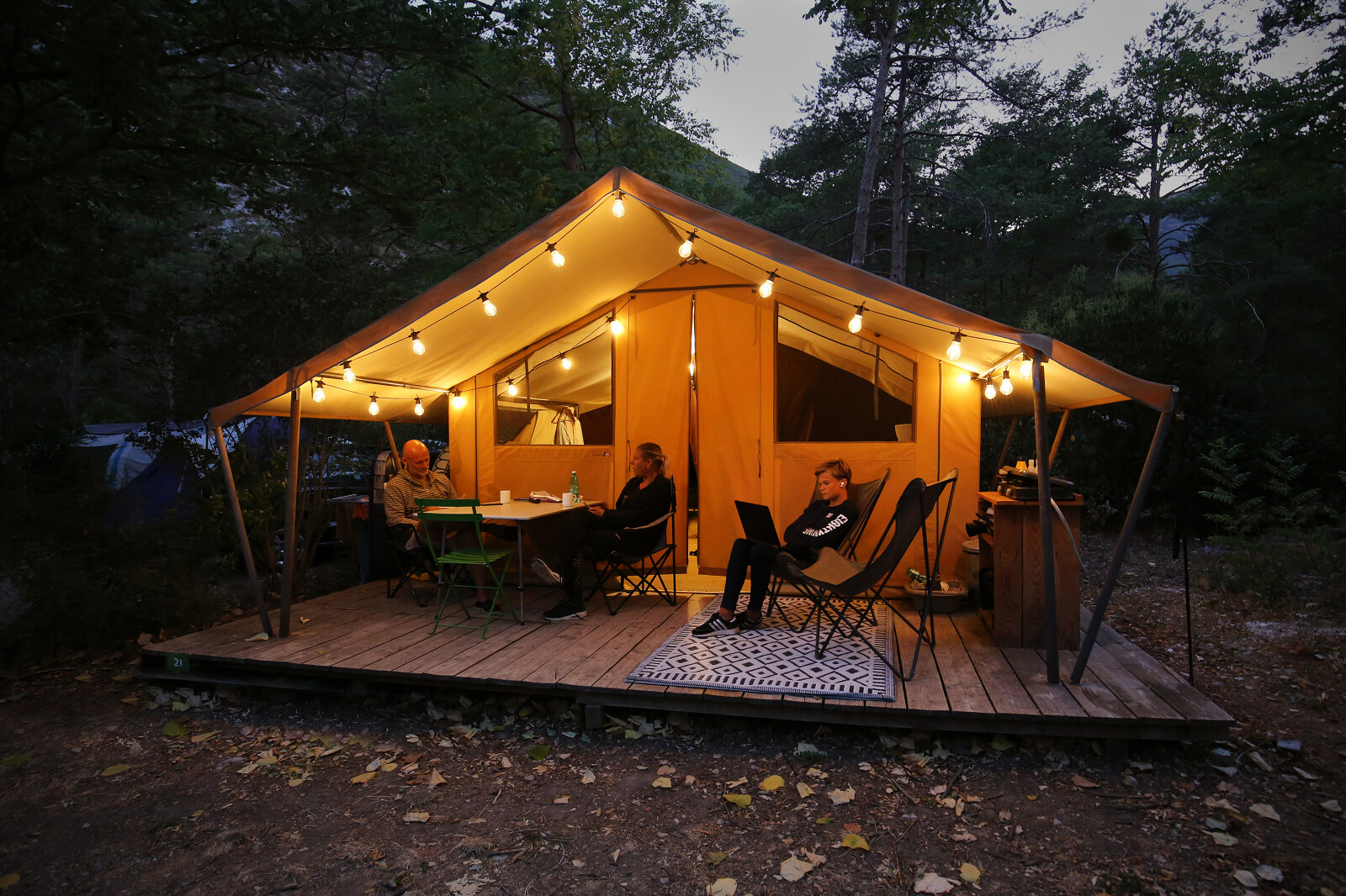 Sfeervolle avond bij het safari Bungalow tent Classic op Huttopia Gorges du Verdon in Frankrijk.
