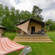 Safari-telt i Wilsumer Berge, Tyskland, med hængekøje, terrasse og grill i et grønt naturområde.