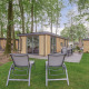 Udendørsbillede af en moderne lodge ved navn Module Wood Hottub med liggestole og terrasse i skoven.