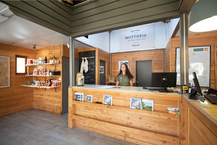 Rezeption des Huttopia Lac de Carcans Ferienparks in Nouvelle-Aquitaine, Frankreich, mit freundlichem Personal.
