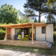 Billede af Mobile home Vancouver: En moderne træhytte med overdækket terrasse, omgivet af grøn natur.