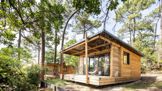 Chalet Victoria es una cabaña moderna de madera rodeada de pinos altos, ideal para una escapada tranquila.