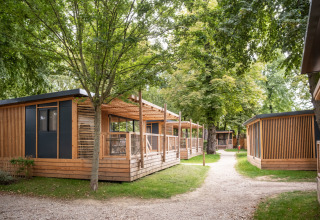 Træhytter og grønne omgivelser i Camping de Paris, et ferieanlæg i Île de France, Frankrig.
