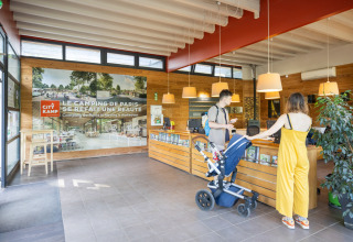 Rezeption des Camping de Paris Ferienparks in Île-de-France mit Gästen und modernisiertem Ambiente.