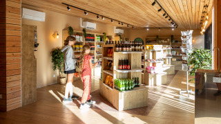Winkelmoment bij Camping de Paris, met twee personen en houten interieur in helder daglicht.