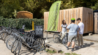 Gasten huren elektrische fietsen bij Camping de Paris, een vakantiepark in Île de France.