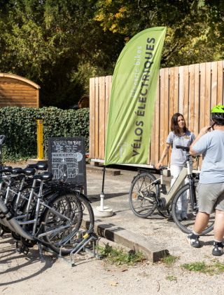 Des visiteurs louent des vélos électriques au Camping de Paris, un parc de vacances en Île-de-France.