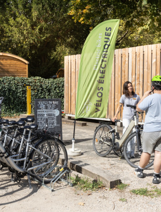 Huéspedes alquilan bicicletas eléctricas en Camping de Paris, parque vacacional en Île de France.