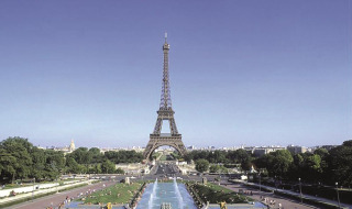 Vista de la Torre Eiffel y los jardines del Trocadéro en París, Francia, bajo un cielo azul despejado.