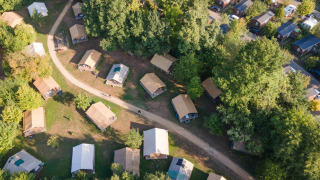 Luchtfoto van tenten en huisjes in het groen op Camping de Strasbourg, vakantiepark in Grand Est, Frankrijk.