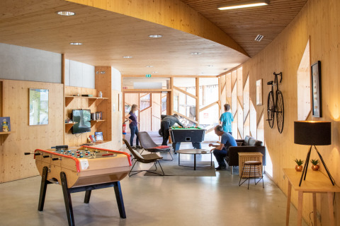 Gemeenschappelijke ruimte bij Camping de Strasbourg, Grand Est, Frankrijk, met voetbaltafel en zitgedeelte.