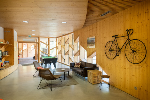 Moderne opholdsstue på Camping de Strasbourg i Grand Est, Frankrig, med cykelkunst og afslapningsområde.